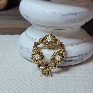 Avon Floral Wreath Brooch - Vintage 1994